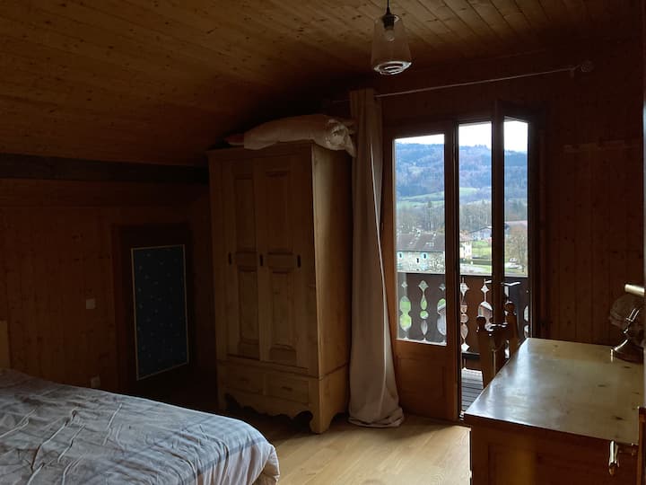 الطابق الثاني: سرير مزدوج ورف ملابس ومكتب وشرفة خاصة تطل على الجنوب. 