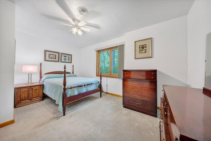 Cama tamaño queen, ubicada en el nivel inferior con sala de estar, cocina y baño de tamaño completo. El nivel inferior alberga una suite suegra para espacio adicional/familia/entretenimiento. Fuera de las puertas francesas dobles se encuentra el paseo hasta el muelle/lago.
