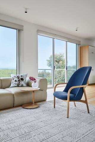 Lovely spacious 4 bedroom house with ocean views gallery image 4