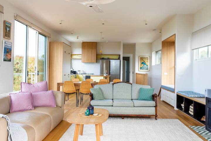 Lovely spacious 4 bedroom house with ocean views gallery image 3