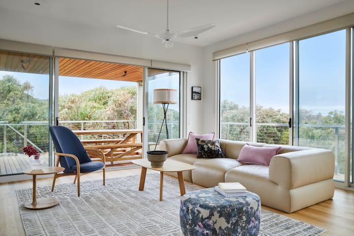 Lovely spacious 4 bedroom house with ocean views