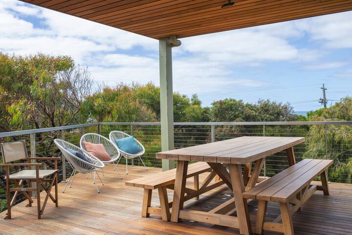 Lovely spacious 4 bedroom house with ocean views gallery image 2