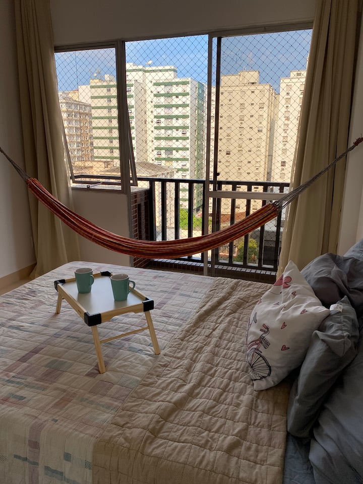 ห้องโปร่งโล่งและสว่างในตอนเช้า ม่านทึบแสงเพื่อความสะดวกสบายของคุณ
เรามีเครือข่ายและเครื่องปรับอากาศพร้อมรีโมทคอนโทรลรวมถึงพัดลมเพดาน 