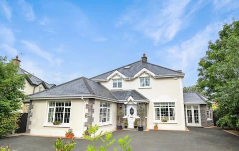 Large Family Home Ennis
Sleeps 8 / 6 Bathrooms