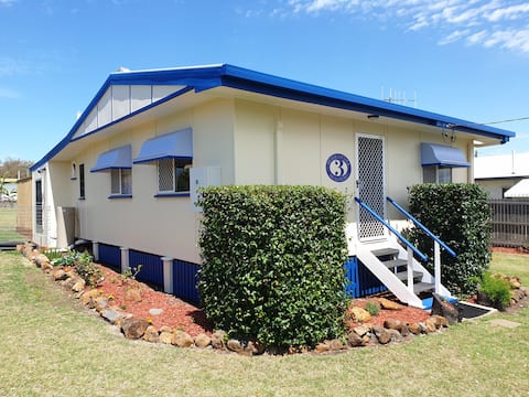 Cute Beach Cottage 300 m from patrolled beach.