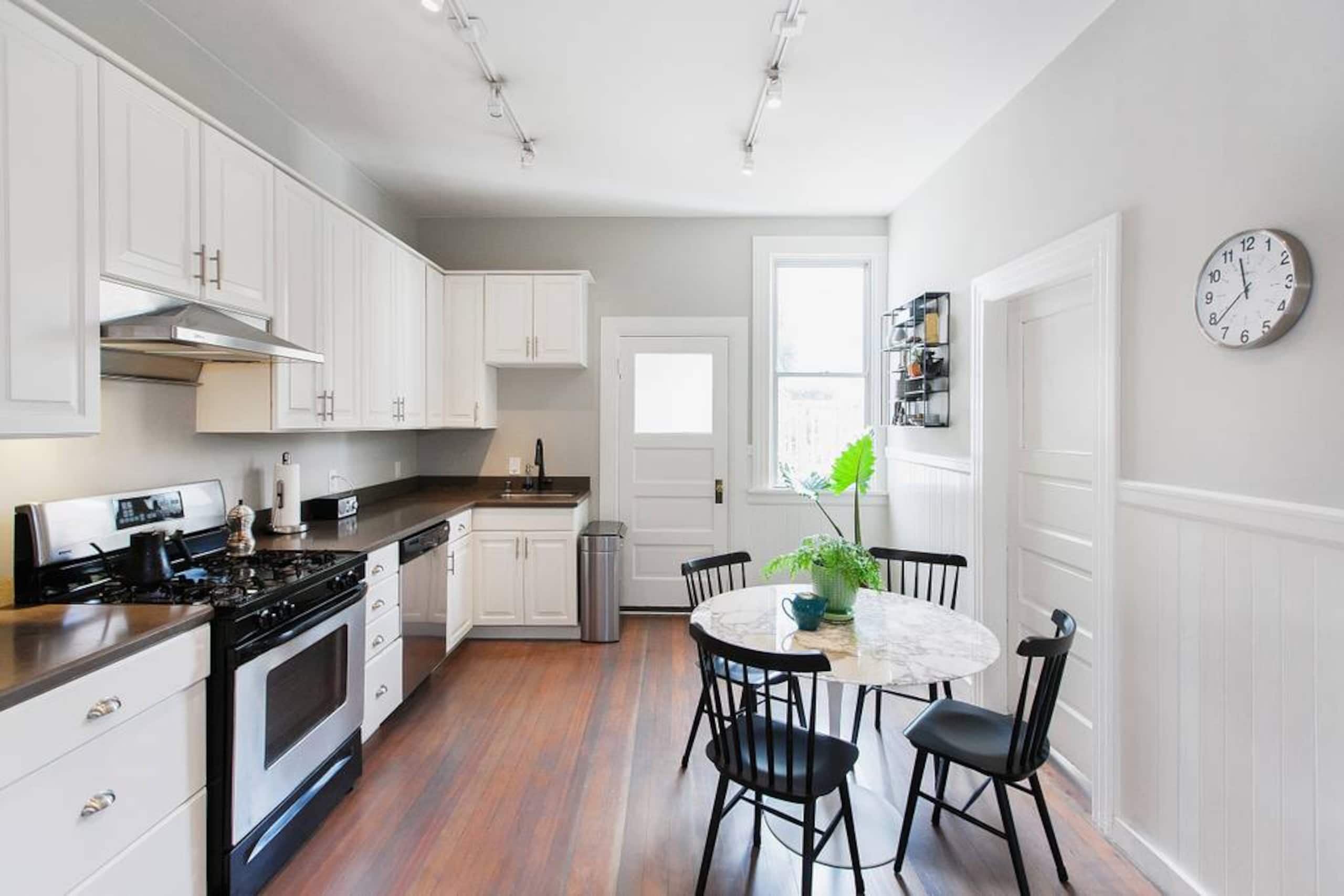 Condo in San Francisco · ★4.86 · 2 bedrooms · 2 beds · 1 bath - Image 3