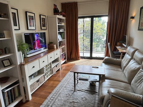 Top Airbnb: Lovely one bedroom apartment, central location in Kingston