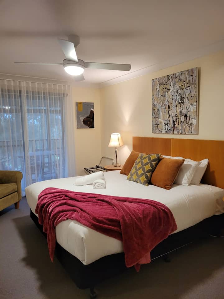 ห้องนอน 2 (ชั้นบนสุด)