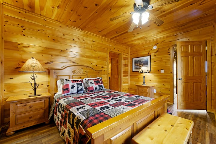 غرفة نوم في الطابق السفلي (غرفة نوم 3) بسرير بحجم كبير