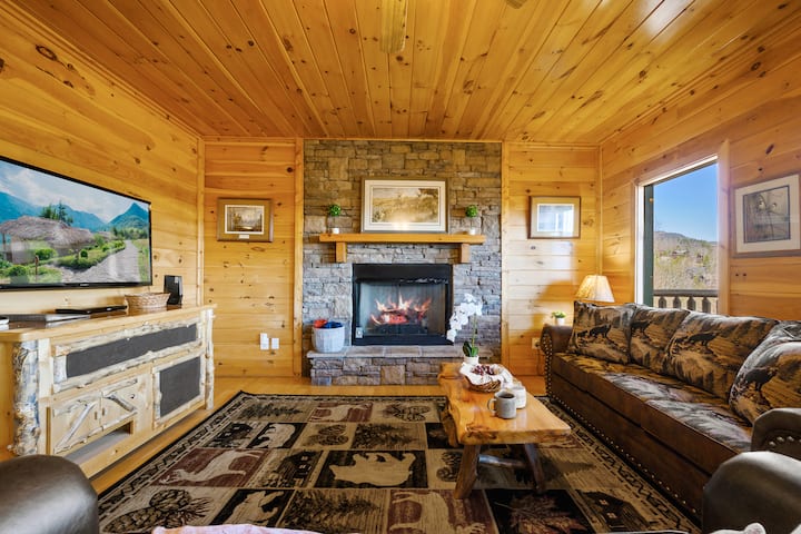 مدفأة وتلفزيون 55 بوصة مع روكو مع مكبرات صوت ياماها في غرفة المعيشة