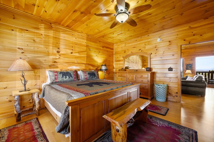 سرير كبير في غرفة النوم الرئيسية في الطابق الرئيسي مع حمام كامل ملحق