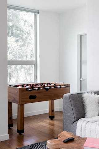 Stylish 3BR Retreat | Chef’s Kitchen+Trendy Locale gallery image 2