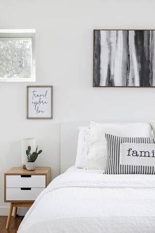 Stylish 3BR Retreat | Chef’s Kitchen+Trendy Locale gallery image 3