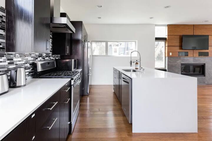 Stylish 3BR Retreat | Chef’s Kitchen+Trendy Locale gallery image 5