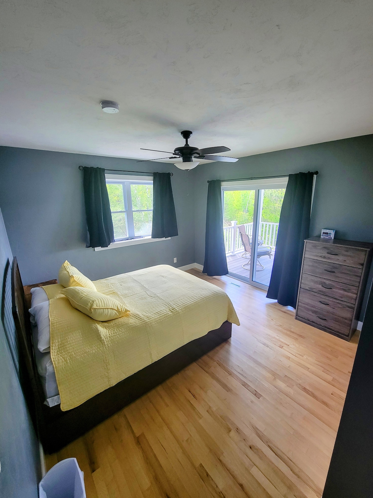 Queensize bed met onderschuifbed, directe toegang tot het bovendek