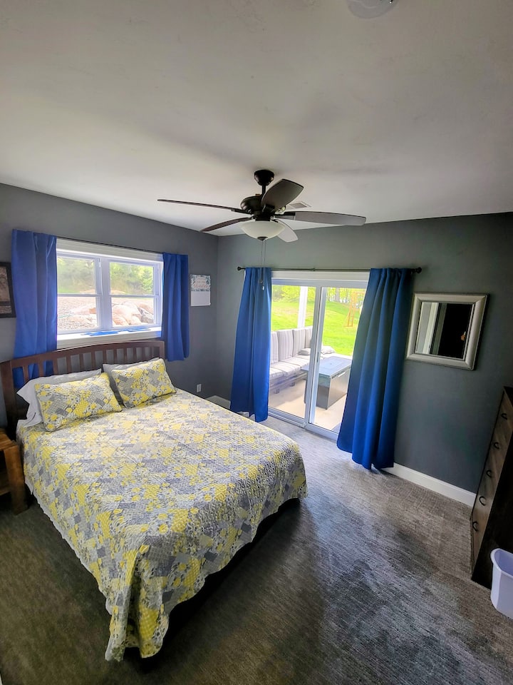 Queen Bed w/ Trundle, Walkout to Beach