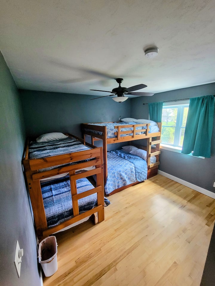 חדר קומתיים, 2 מיטות מלאות ו -3 תאומים