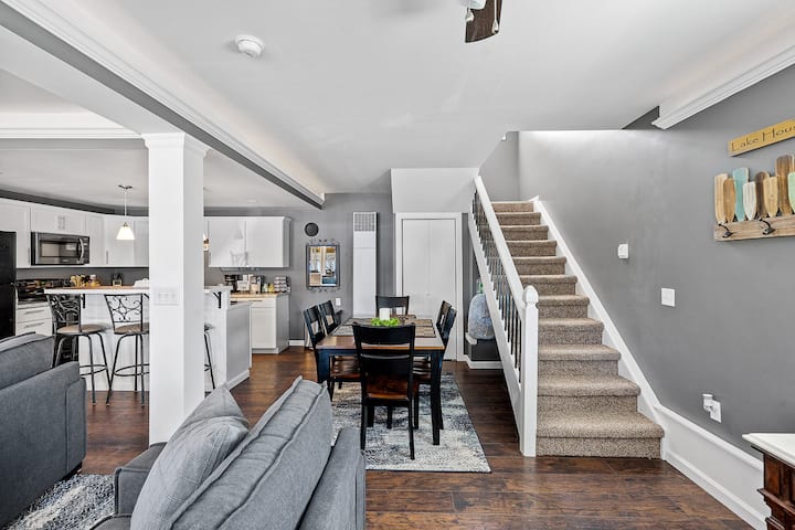 Hyr në katin e parë me koncept të hapur, dhomën kryesore të ndenjjes, dhomën e ngrënies dhe kuzhinën