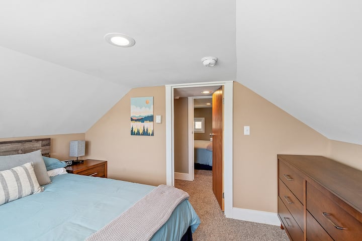 Dhomë gjumi në katin e tretë me 4 krevate dopio "queen"