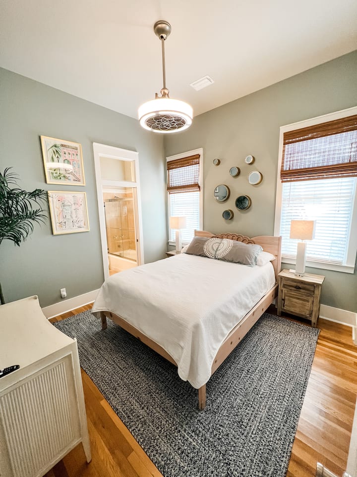 Guest Room With Queen Bed 