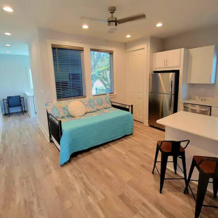 2nd floor downtown, balconies, near water & Wahoos Apartments for