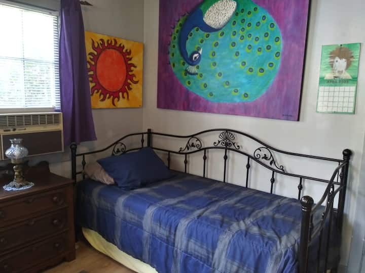 تحتوي غرفة نوم الضيوف على خزانتين عتيقتين ومكتب كبير وخزانة وتكييف ومروحة سقف وسرير أو سريرين صغيرين.