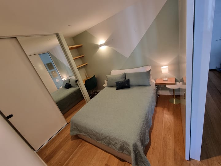 غرفة النوم الرئيسية (سرير بحجم كوين + مكتب صغير)