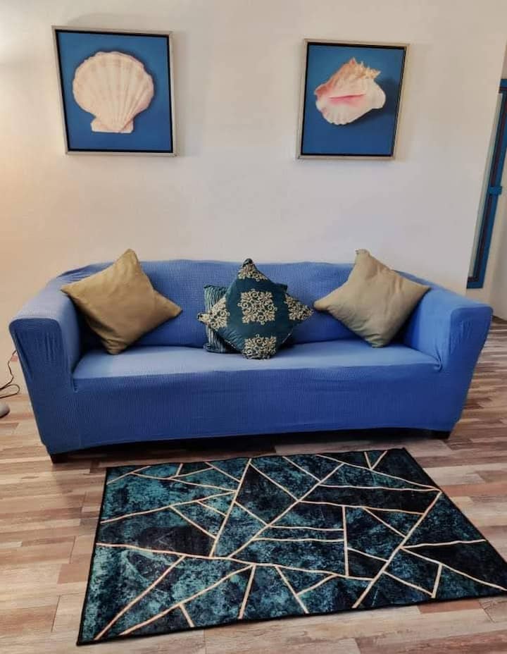 Кауч за спиење кој функционира како трет кревет во објектот