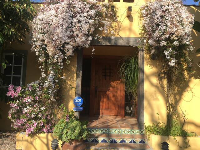 NEW Rare HIstoric Hancock Park Home w/Lush Gardens gallery image 3