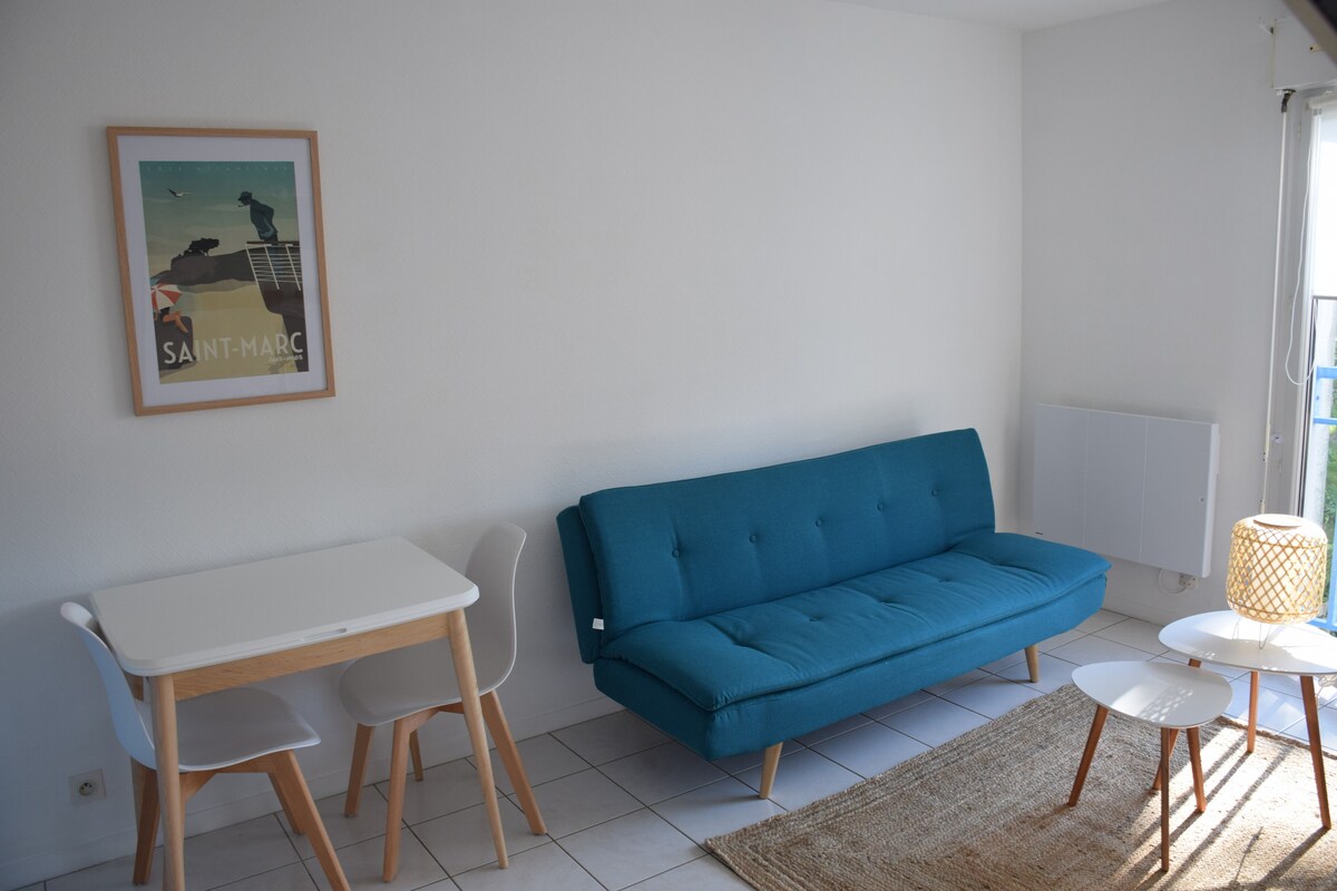 Kauč i stol s produžetkom za 2/4 osobe.