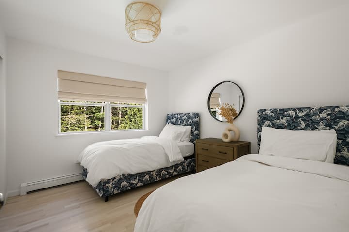 La habitación 2 incluye dos camas individuales y vistas al patio trasero. Esta habitación está convenientemente ubicada al lado del baño.