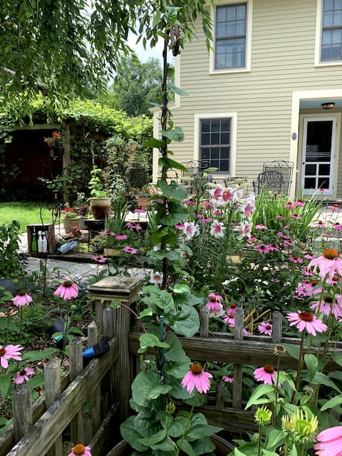 Adorable 1 bedroom guesthouse, beautiful property