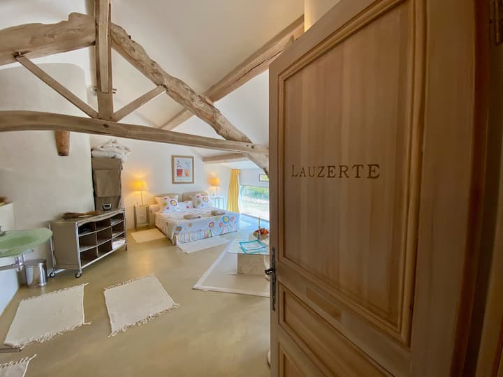 Suite Lauzerte 
1 cama en 180 + 1 sofá cama en 140