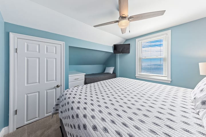 3e verdieping - Slaapkamer - Kingsize bed en twee eenpersoonsbedden.