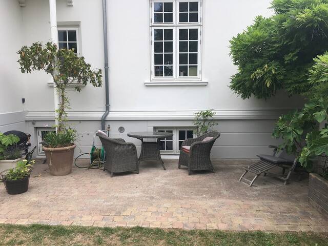 Smuk stor villalejlighed med pejs, balkon og have gallery image 2