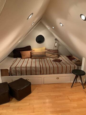 Smuk stor villalejlighed med pejs, balkon og have gallery image 5