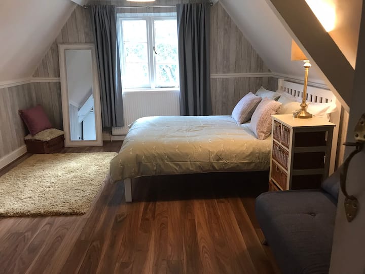 Dormitorio 2 con cama de matrimonio y  sofá cama.