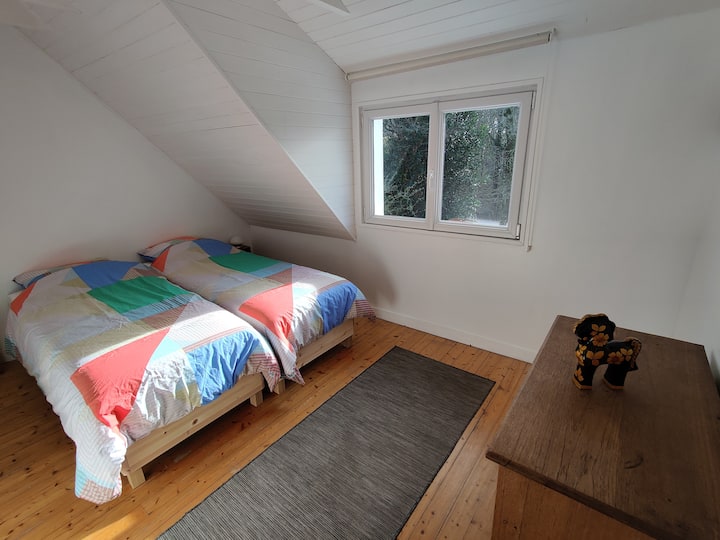 Საძინებელი ორი ერთადგილიანი საწოლით, ზემოთ