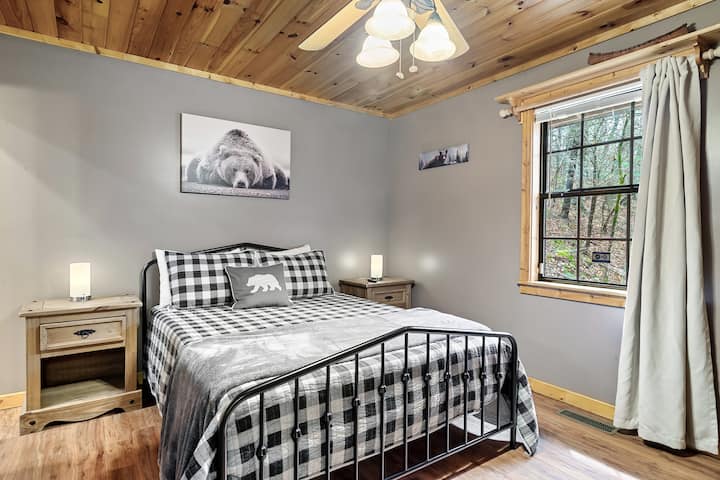 Bear-themed bedroom with adjoining bear-themed bathroom.