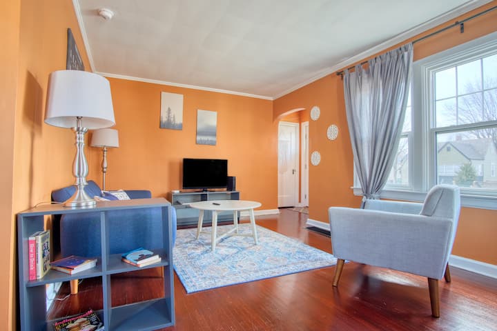 Cozy 2-bedroom Speedway Home. Walk To The Track! - Indianapolis, IN