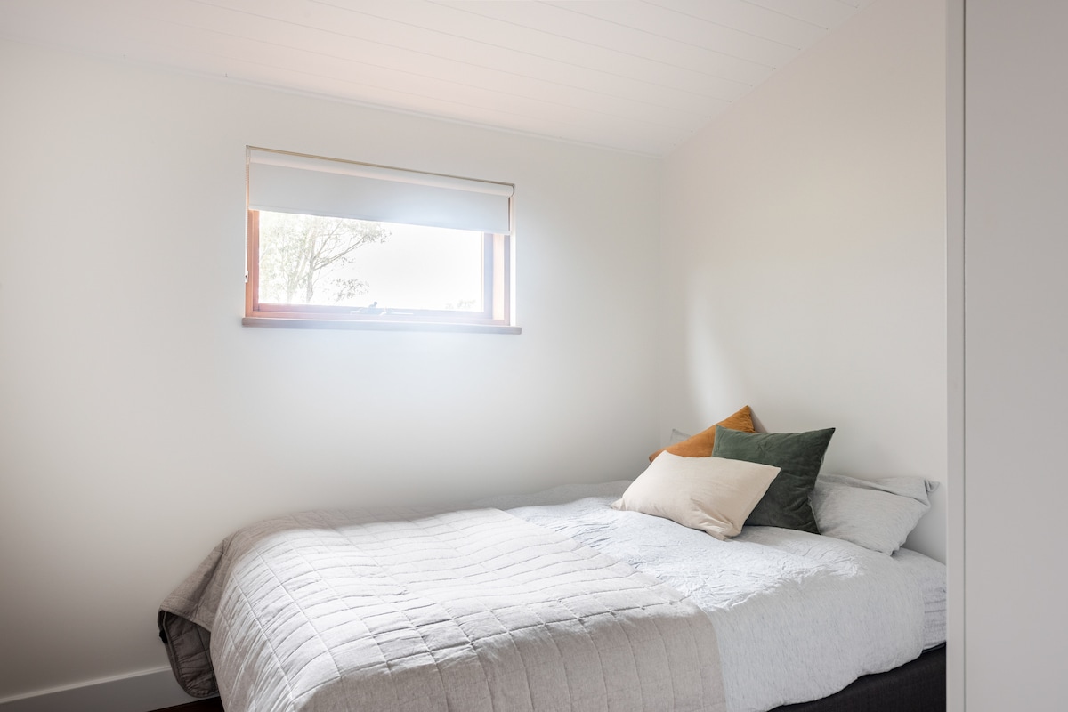 Druga spavaća soba s bračnim krevetom i ugradbenim ormarima