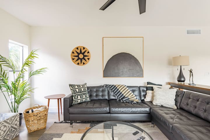 Bright, Modern Arizona Retreat With Gorgeous Pool - Glendale, AZ