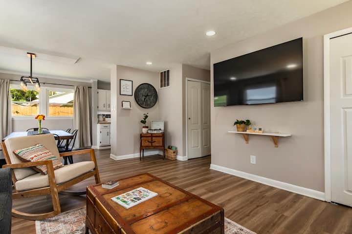 Lumos Stays: 65" 4k Tv, Memory Foam, Kid-friendly - Louisville, KY