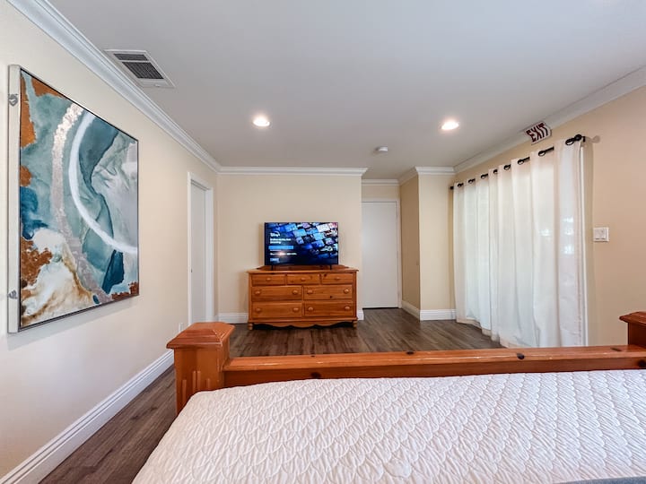 Chumba cha kulala #1: Master Suite, televisheni yake mahiri inayotiririsha Disney+, ESPN+, Hulu, Netflix, Amazon Prime