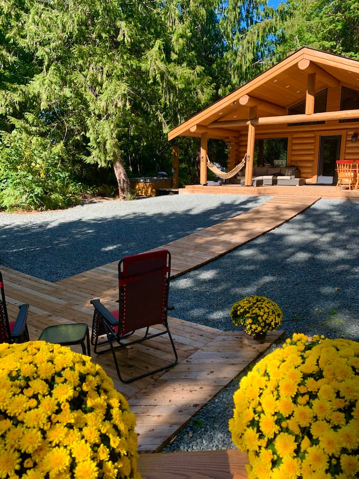 Log home, 4 holiday trailers, teepee, 14 beds