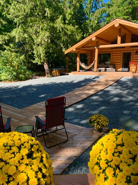 Log home , three holiday trailers, teepee, 10 beds