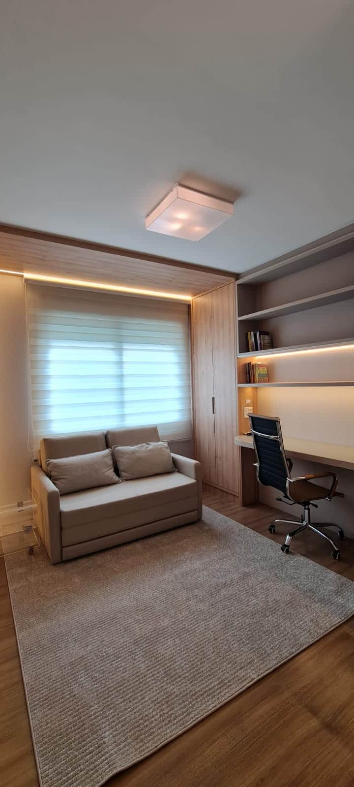 Suite 3 con ufficio, divano letto e armadi.