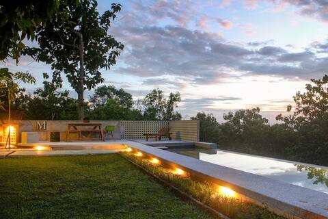 Portum, Villa with Sunrise View and Infinity Pool