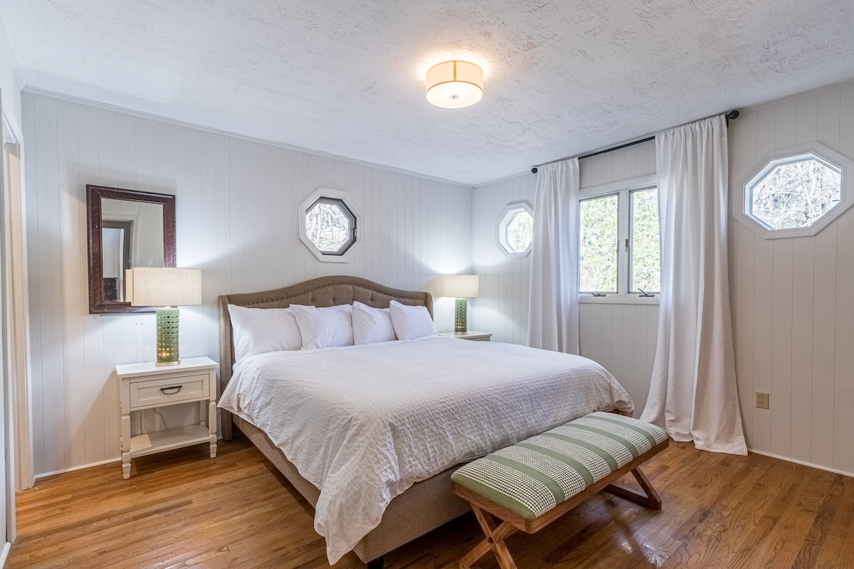 Glavna spavaća soba s udobnim bračnim krevetom (širine 180 - 200 cm).