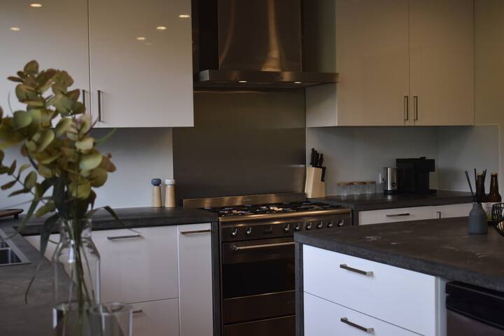 Healesville Shipping Container Home – Whole house gallery image 5